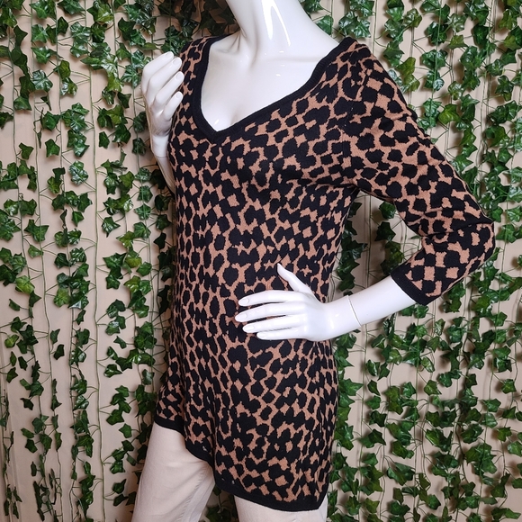 Max Studio Women's Animal Print Chic Contemporary Long Sleeves Tunic Sweater - Picture 2 of 12